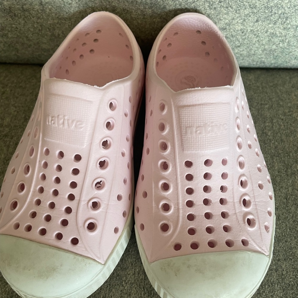 Native C8 milk pink/shell white. Excellent condition.